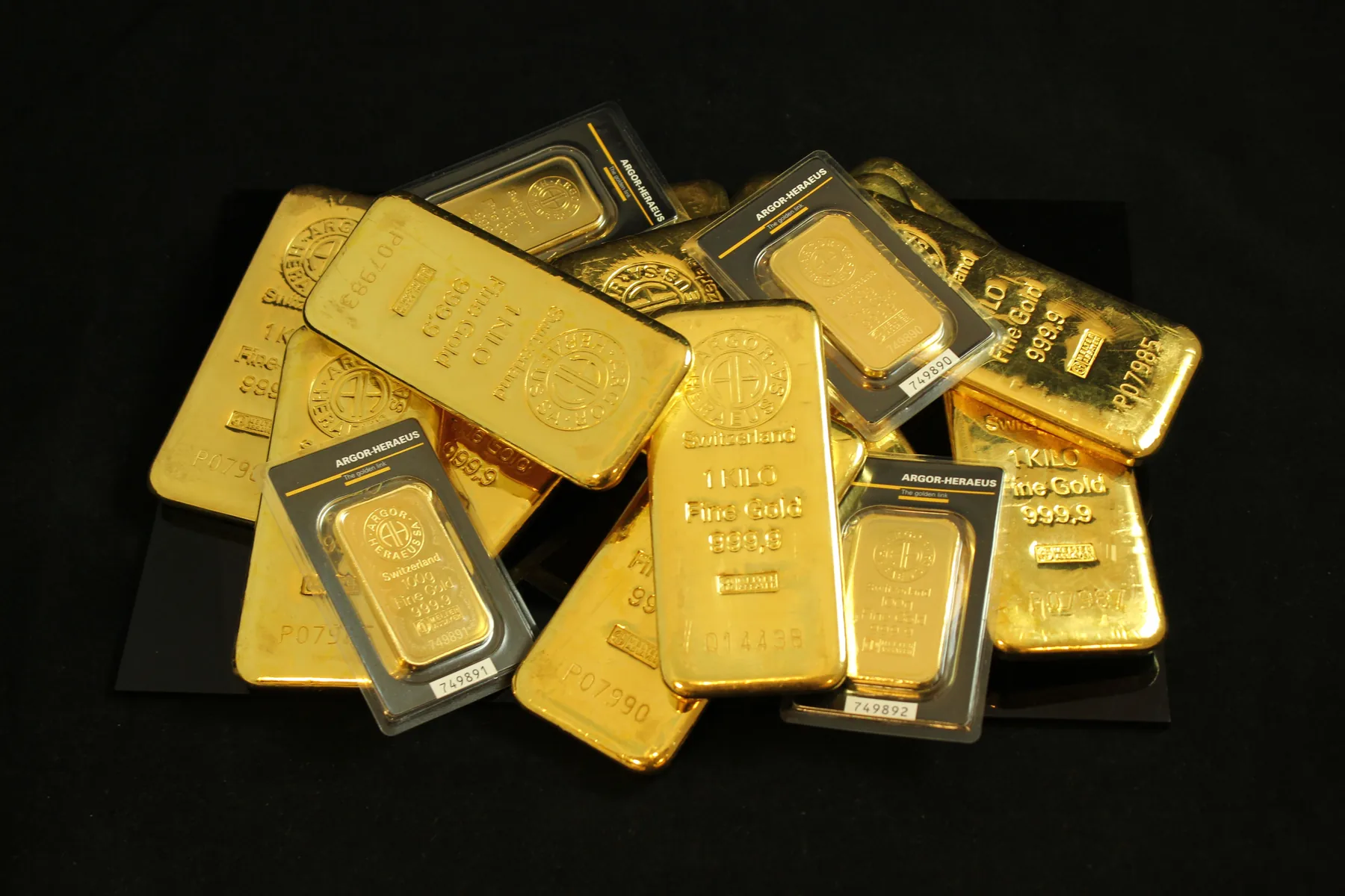 Nahaufnahme gestapelter Goldbarren.