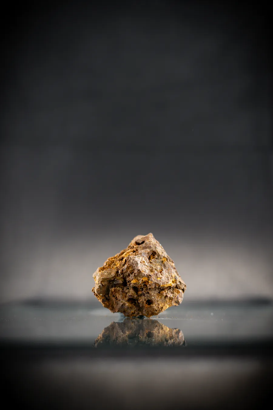 Goldäerz-Prouf aus der Mineralesammlung vum U.S. Geological Survey.